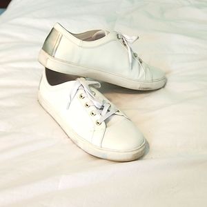 Loft outlet 9 white tennishoes gold detailing laceup sneaker